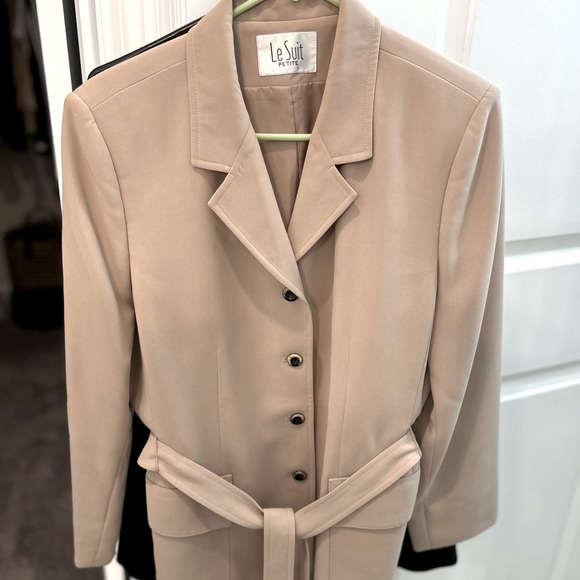 LE SUIT Petite skirt suit. Button front jacket w/self tie belt. Tan and black. - Picture 1 of 8